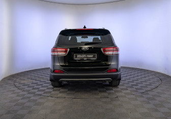 Подержанный автомобиль Kia Sorento 2017 года (6 фото)