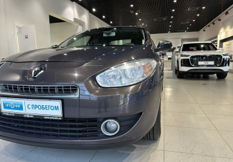 Подержанный автомобиль Renault Fluence 2012 года (8 фото)