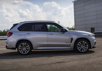 Подержанный автомобиль BMW X5 2015 года (4 фото)