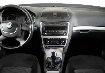 Подержанный автомобиль Skoda Octavia Liftback 2012 года (11 фото)