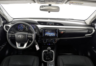 Подержанный автомобиль Toyota Hilux 2016 года (14 фото)