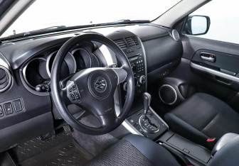 Подержанный автомобиль Suzuki Grand Vitara 2013 года (10 фото)