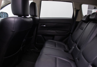 Подержанный автомобиль Mitsubishi Outlander 2018 года (11 фото)