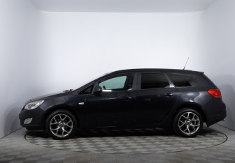 Подержанный автомобиль Opel Astra Wagon 2012 года (8 фото)