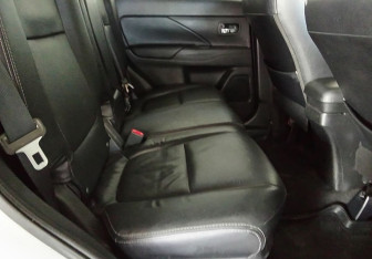 Подержанный автомобиль Mitsubishi Outlander 2017 года (10 фото)