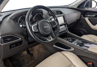Подержанный автомобиль Jaguar F-Pace 2019 года (15 фото)