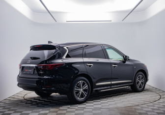Подержанный автомобиль Infiniti QX60 2018 года (5 фото)