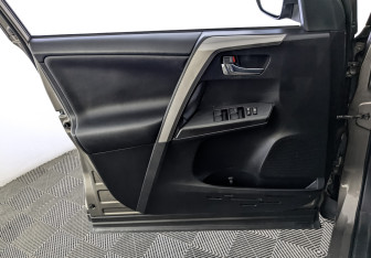 Подержанный автомобиль Toyota RAV4 2016 года (19 фото)