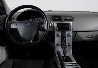 Подержанный автомобиль Volvo S40 2010 года (12 фото)