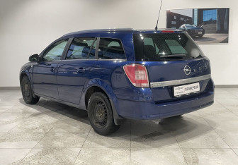Подержанный автомобиль Opel Astra Wagon 2011 года (7 фото)