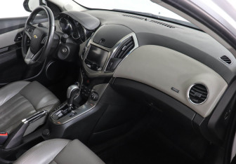Подержанный автомобиль Chevrolet Cruze Hatchback 2013 года (10 фото)