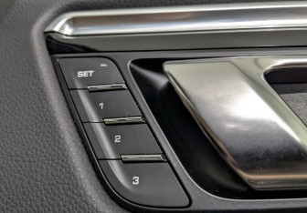 Подержанный автомобиль Porsche Macan 2021 года (30 фото)