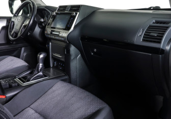 Подержанный автомобиль Toyota Land Cruiser Prado 2019 года (10 фото)