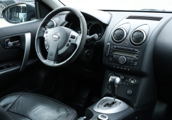 Подержанный автомобиль Nissan Qashqai 2008 года (12 фото)
