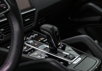 Подержанный автомобиль Porsche Cayenne 2020 года (18 фото)