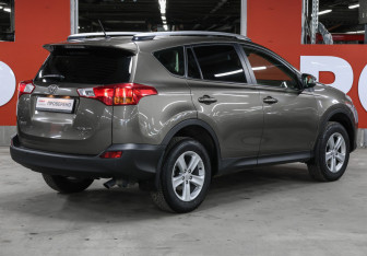 Подержанный автомобиль Toyota RAV4 2013 года (5 фото)