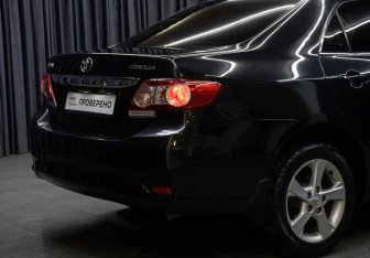 Подержанный автомобиль Toyota Corolla Sedan 2011 года (21 фото)