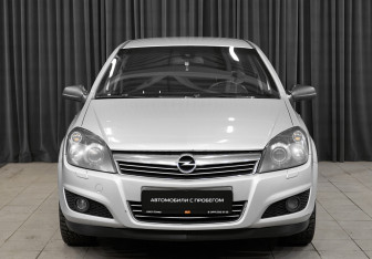 Подержанный автомобиль Opel Astra Sedan 2011 года (2 фото)