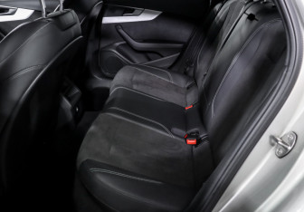 Подержанный автомобиль Audi A4 Sedan 2017 года (10 фото)