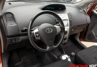 Подержанный автомобиль Toyota Yaris Hatchback 2007 года (7 фото)