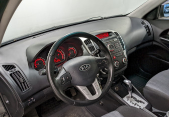 Подержанный автомобиль Kia Ceed Wagon 2010 года (13 фото)