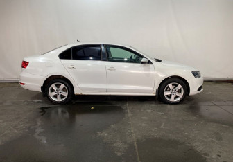 Подержанный автомобиль Volkswagen Jetta Sedan 2012 года (7 фото)