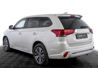 Подержанный автомобиль Mitsubishi Outlander 2022 года (7 фото)