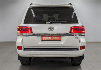 Подержанный автомобиль Toyota Land Cruiser Suv 2016 года (6 фото)