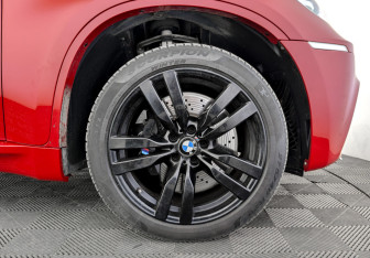 Подержанный автомобиль BMW X6 M 2011 года (17 фото)