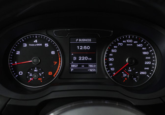 Подержанный автомобиль Audi Q3 2015 года (11 фото)