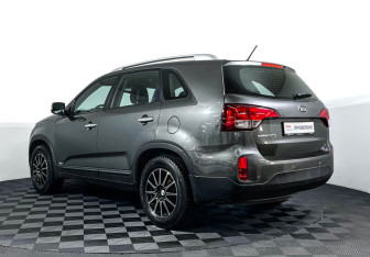 Подержанный автомобиль Kia Sorento 2015 года (7 фото)