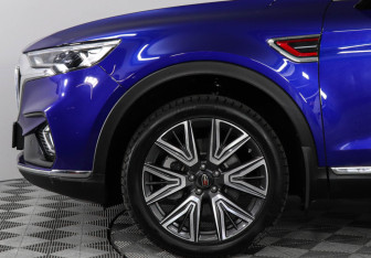 Подержанный автомобиль Hongqi HS5 2024 года (10 фото)