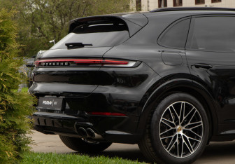 Подержанный автомобиль Porsche Cayenne 2023 года (36 фото)