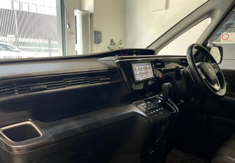 Подержанный автомобиль Honda Stepwgn 2019 года (10 фото)