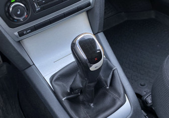 Подержанный автомобиль Skoda Octavia Wagon 2012 года (18 фото)