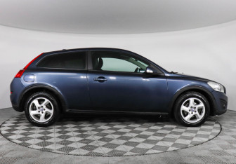 Подержанный автомобиль Volvo C30 2011 года (4 фото)