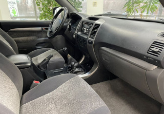 Подержанный автомобиль Toyota Land Cruiser Prado 2003 года (10 фото)