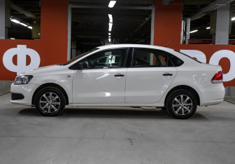 Подержанный автомобиль Volkswagen Polo Sedan 2013 года (8 фото)