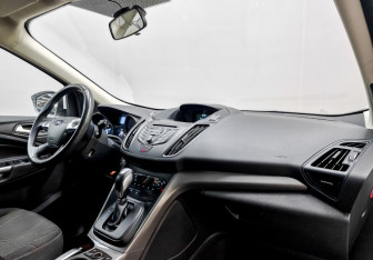 Подержанный автомобиль Ford Kuga 2015 года (11 фото)