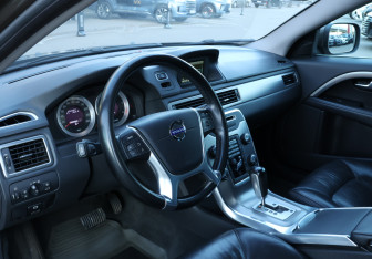 Подержанный автомобиль Volvo XC70 2011 года (13 фото)