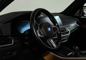 Подержанный автомобиль BMW X5 2021 года (11 фото)