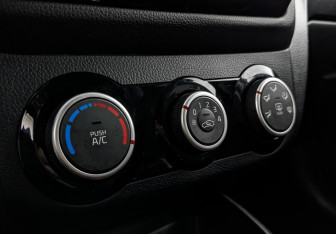 Подержанный автомобиль Kia Rio Hatchback 2016 года (21 фото)