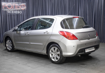 Подержанный автомобиль Peugeot 308 Hatchback 2009 года (7 фото)