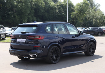 Подержанный автомобиль BMW X5 2022 года (5 фото)