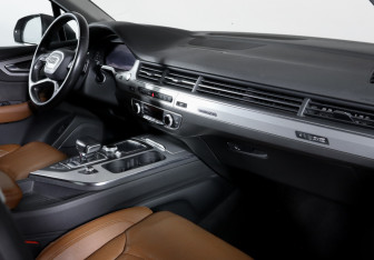 Подержанный автомобиль Audi Q7 2016 года (9 фото)