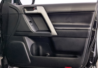 Подержанный автомобиль Toyota Land Cruiser Prado 2019 года (25 фото)