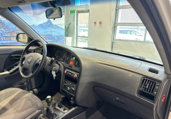 Подержанный автомобиль Hyundai Elantra Sedan 2005 года (10 фото)