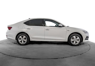 Подержанный автомобиль Skoda Octavia Liftback 2021 года (4 фото)