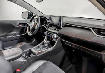 Подержанный автомобиль Toyota RAV4 2021 года (11 фото)