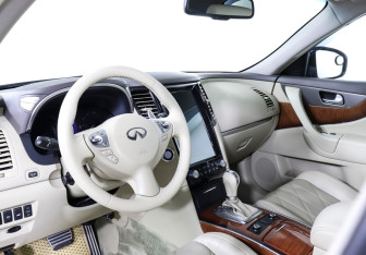 Подержанный автомобиль Infiniti QX70 2015 года (16 фото)